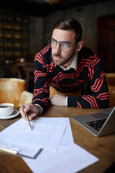 Pensive Ung Affärsman Med Penna Lutar Över Papper Bordet Med — Stockfoto