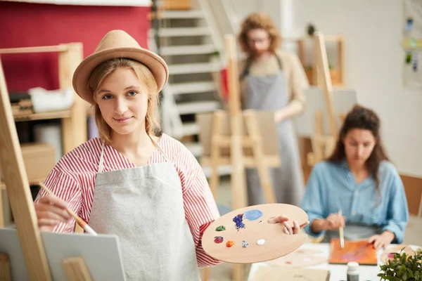 Jovem Mulher Criativa Com Paleta Pintura Pincel Estúdio Artes — Fotografia de Stock