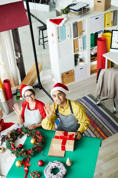 Gelukkige Man Vrouw Werkkleding Santa Caps Zwaaien Handen Aan Tijdens — Stockfoto