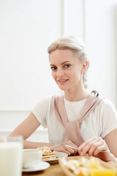 Jolly Aantrekkelijke Jonge Vrouw Met Blond Haar Eten Pannenkoeken Voor — Stockfoto