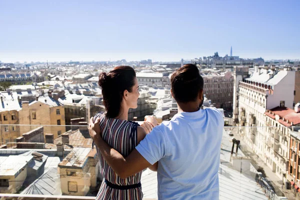 Vue Arrière Jeune Couple Reposant Regardant Paysage Urbain Majestueux Panoramique — Photo
