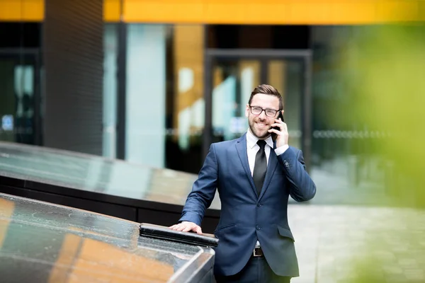 Elbiseli Çantalı Gözlüklü Ofis Bloğunun Yanında Duran Cep Telefonuyla Konuşan — Stok fotoğraf