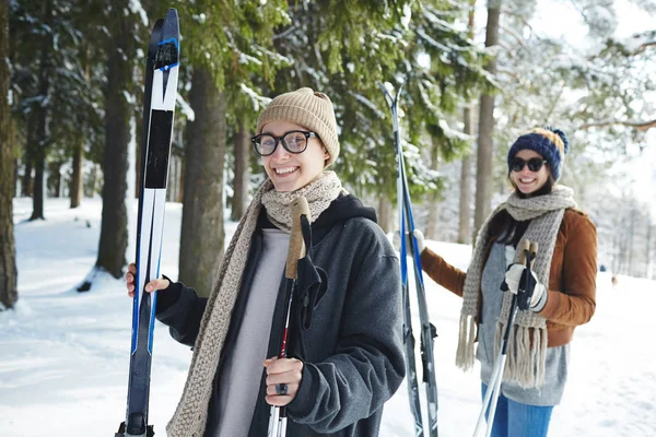 Midja Upp Porträtt Två Lycklig Ung Kvinnan Skidåkningen Vinter Skog — Stockfoto