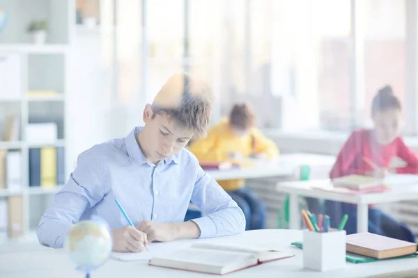 Grupo Escolares Contemporáneos Sentados Junto Escritorios Aula Trabajando Individualmente Lección —  Fotos de Stock