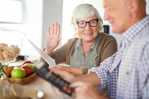 Seniorin Mit Zahlungsrechnung Gespräch Mit Ihrem Mann Der Finanzielle Berechnungen — Stockfoto