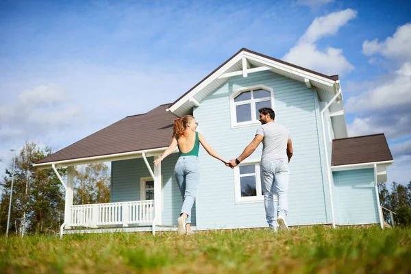 Giovani Amanti Romantici Che Tengono Mano Mentre Trasferiscono Nella Loro — Foto Stock