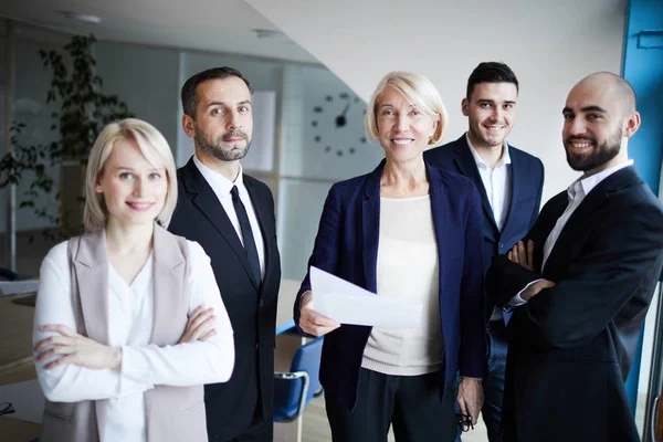 Gruppe Junger Und Reifer Fachkräfte Formalbekleidung Schaut Sie Konferenzsaal — Stockfoto