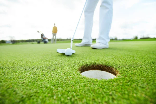 Joueur Golf Tenant Club Près Balle Avant Frapper Tout Ciblant — Photo