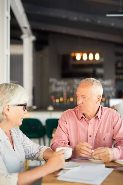 Seniorin Und Geschäftsfrau Sitzen Tisch Café Und Diskutieren Bei Einer — Stockfoto