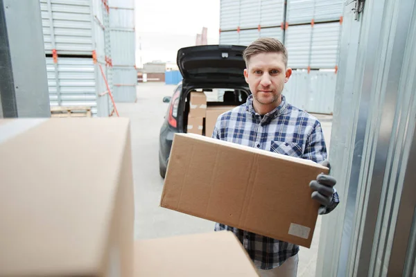 Zufriedener Gutaussehender Junger Mann Handschuhen Kauft Produkt Containerlager Und Blickt — Stockfoto