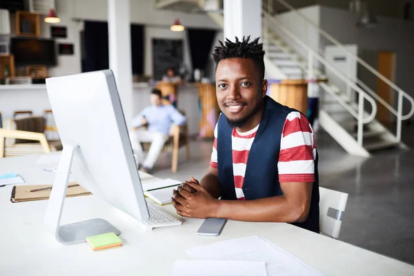 Empleado Analista Diseñador Afroamericano Sentado Junto Escritorio Con Monitor Computadora — Foto de Stock