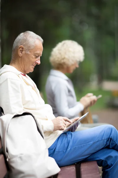 Vista Lateral Personas Maduras Contemporáneas Que Utilizan Gadgets Mientras Están —  Fotos de Stock