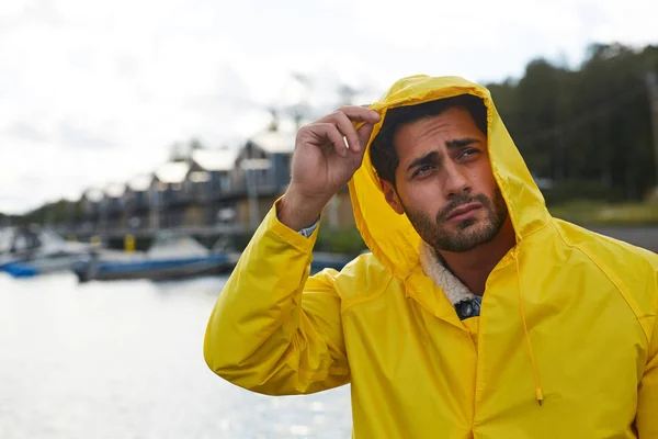 Ernste Stirnrunzeln Gutaussehenden Bärtigen Jungen Fischer Anpassung Kapuze Des Wasserdichten — Stockfoto