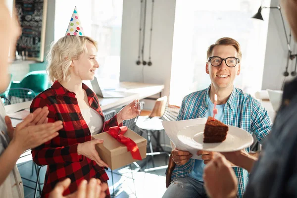 オフィスで誕生日を祝う創造的な若者の肖像画 ケーキを受け取るメガネを着た幸せな男に焦点を当て スペースをコピー — ストック写真