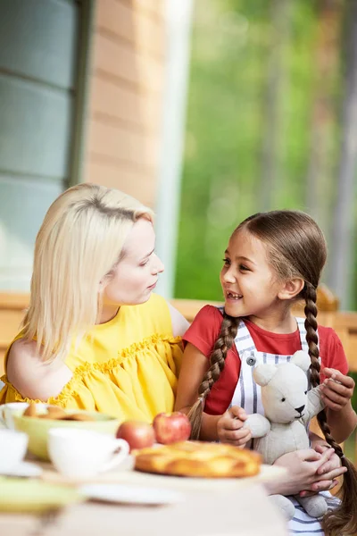 テディと彼女の母親は 彼らのカントリーハウスで朝食で話している間にお互いを見て陽気な小さな女の子 — ストック写真