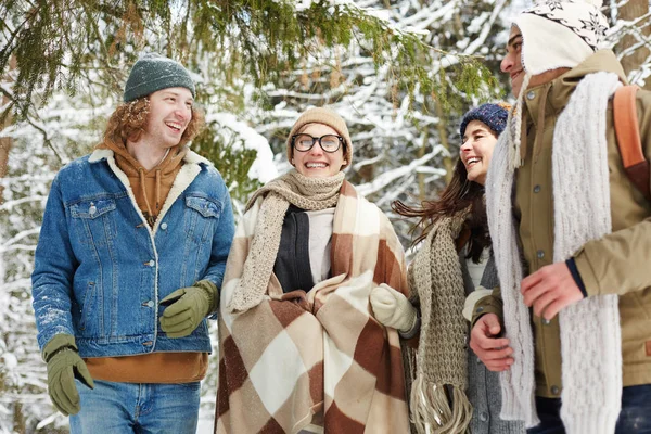 Porträt Von Vier Glücklichen Jungen Menschen Wintersportort Die Verschneiten Wald — Stockfoto