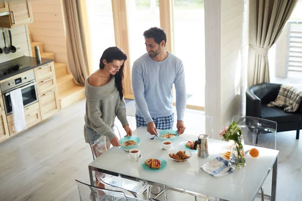Glückliches Positives Junges Paar Bequemer Kleidung Das Gemeinsam Frühstückt Und — Stockfoto