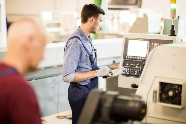 Ung Ingenjör Med Tablet Tillverkningsindustrin Med Stor Modern Dator Maskin — Stockfoto