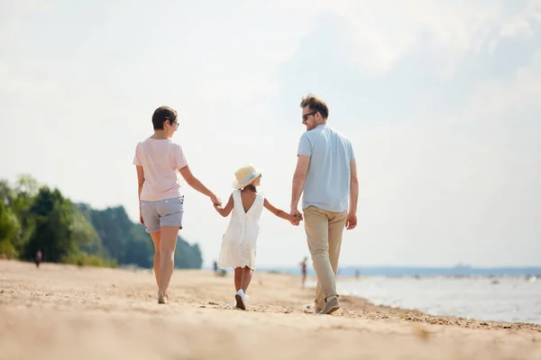 Achteraanzicht Portret Van Happy Family Holding Handen Terwijl Geniet Van — Stockfoto