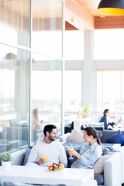 Pareja Joven Relajante Con Bebidas Refrescantes Sentados Junto Mesa Sofá — Foto de Stock