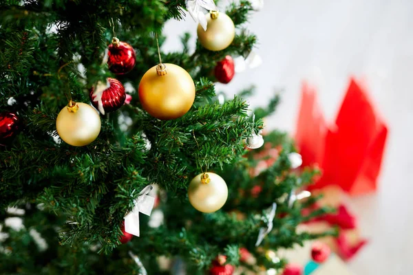 Palline Decorative Rosse Dorate Appese Rami Verdi Conifere Preparate Natale — Foto Stock