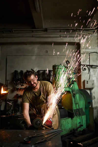 アンビルが見た電気による若いプロの鍛冶職人 — ストック写真
