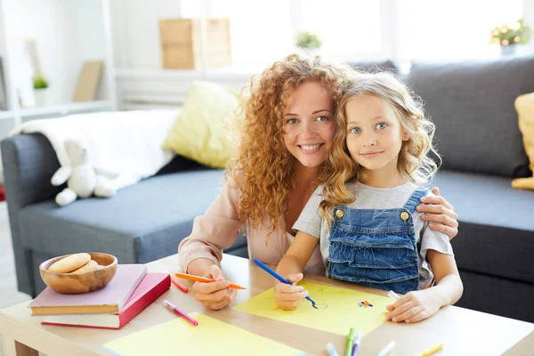 Young Cheerful Woman Her Daughter Sitting Table Drawing Highlighters Living — Stock Photo, Image