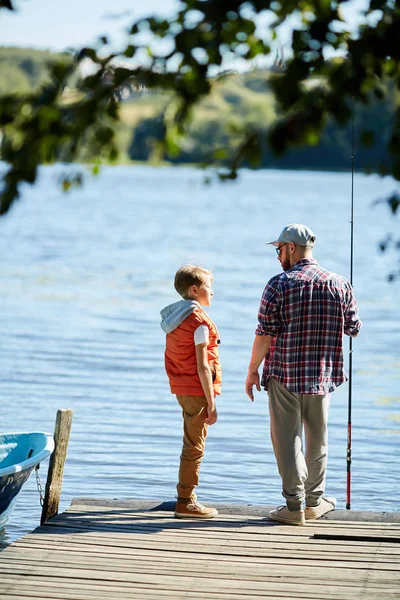 Visão Traseira Pai Seu Filho Cais Vão Pescar — Fotografia de Stock