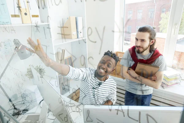 Killarna Pekar Koder Ombord Medan Diskuterar Nya Datorspråk Med Kollega — Stockfoto