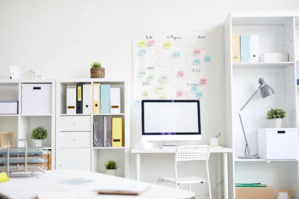 Eigentijds Kantoor Met Planken Bureaus Computer Monitor Stoel Lamp Andere — Stockfoto