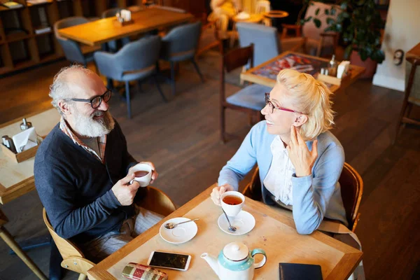 Feliz Pareja Madura Ropa Casualwear Sentado Junto Mesa Cafetería Tomando — Foto de Stock