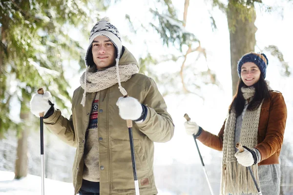 Cintura Hacia Arriba Retrato Feliz Pareja Joven Esquiando Bosque Invierno — Foto de Stock