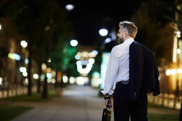 Visão Traseira Empresário Moderno Formalwear Refrigeração Rua Central Noite — Fotografia de Stock