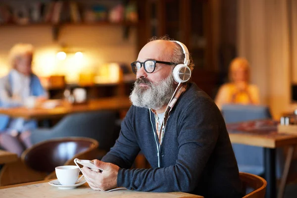 Hombre Edad Avanzada Pensativo Con Auriculares Teléfono Inteligente Escuchar Música — Foto de Stock