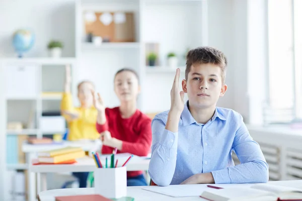 Cleverer Junger Schüler Hebt Die Hand Die Frage Des Lehrers — Stockfoto