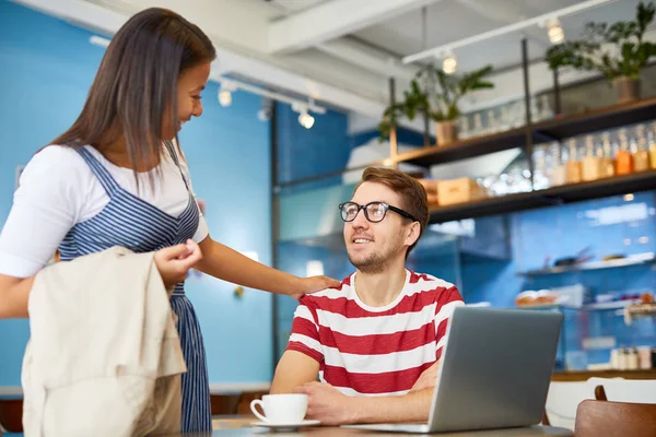 Jovem Com Trincheira Redor Braço Encontrando Seu Colega Café Durante — Fotografia de Stock