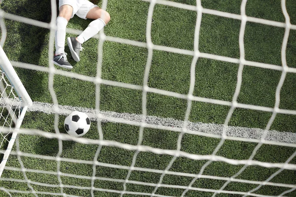 Обзор Футбольного Мяча Воротах Сетке Ногам Вратаря Лежащего Зеленом Поле — стоковое фото