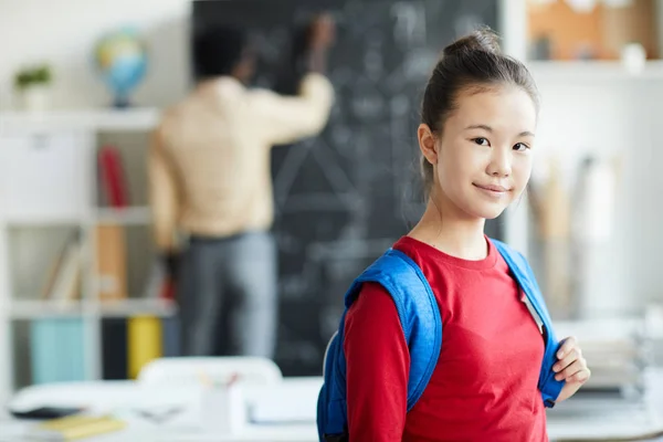 Ziemlich Asiatische Schulmädchen Casualwear Stehend Klassenzimmer Vor Der Kamera Mit — Stockfoto