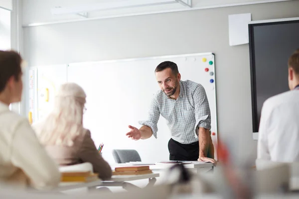 Insegnante Fiducioso Commentando Uno Degli Studenti Rispondere Mentre Spiega Nuovo — Foto Stock