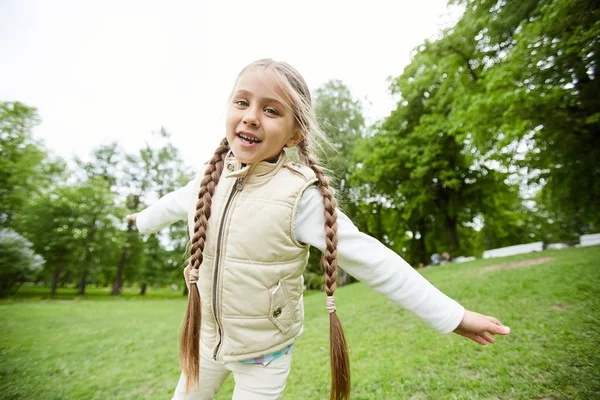 Entzückendes Kleines Mädchen Freizeitbekleidung Schaut Dich Und Bietet Mit Ihr — Stockfoto