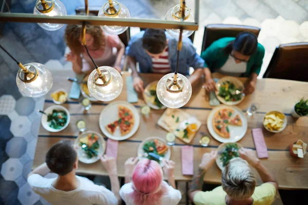 Vista Lámparas Colgando Sobre Mesa Servida Con Comida Algunos Amigos —  Fotos de Stock