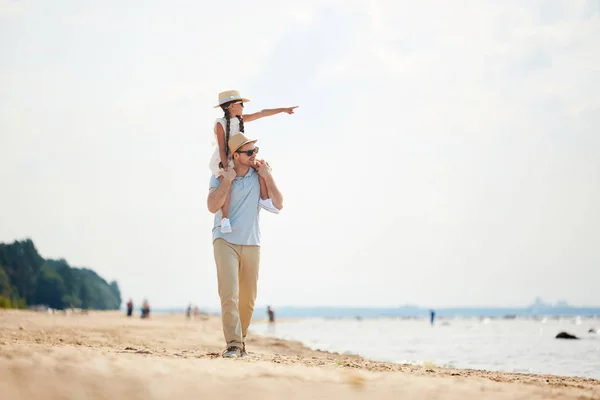 해변을 산책을 즐기는 어깨에 호기심 소녀를 아빠의 초상화 — 스톡 사진