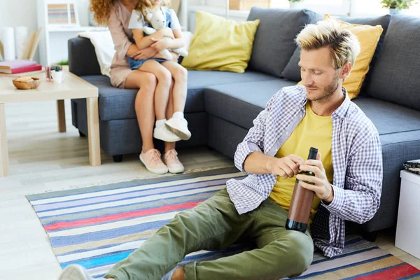 Dronken Jonge Man Met Fles Wijn Zittend Vloer Door Een — Stockfoto