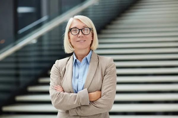 Exitosa Mujer Negocios Rubia Ropa Formal Gafas Cruzando Los Brazos —  Fotos de Stock