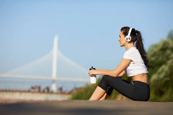 Content Beautiful Fit Young Woman Sportswear Sitting Ground Listening Music — Stock Photo, Image