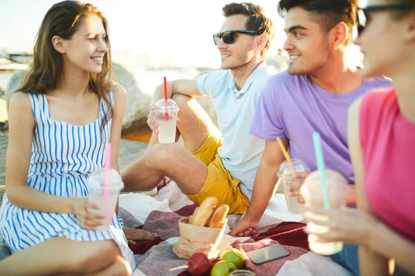 Groep Tieners Die Picknicken Het Strand Warme Zomerdag Tijdens Zomer — Stockfoto