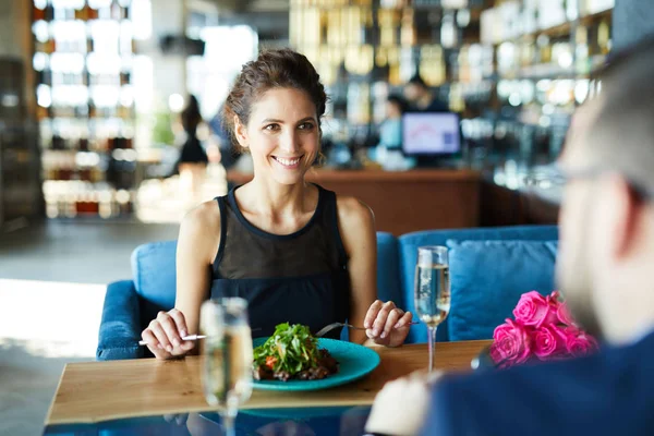 Sorrindo Menina Morena Comendo Salada Legumes Frescos Restaurante Conversando Com — Fotografia de Stock