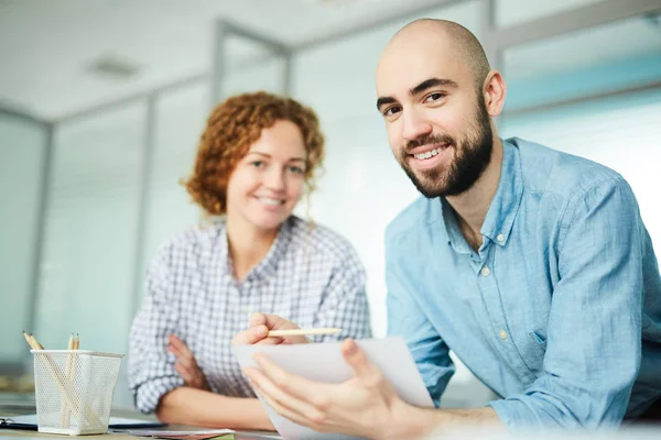 Jóvenes Colegas Positivos Ropa Casual Apoyados Mesa Mirando Cámara Mientras — Foto de Stock