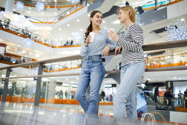 Friendly Shopaholics Casualwear Discussing What Bought Sale Drink Shopping — Stock Photo, Image