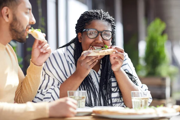 Jovem Casal Intercultural Contemporâneo Comendo Pizza Saborosa Café Durante Pausa — Fotografia de Stock